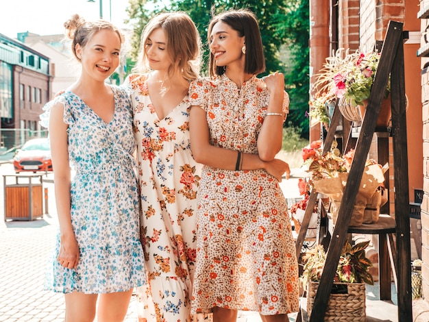 Modne sukienki 2025 proste trendy na każdy sezon
